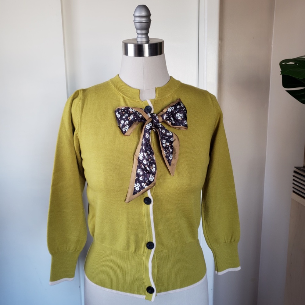 Retro Bow Sweater Size Medium NEW